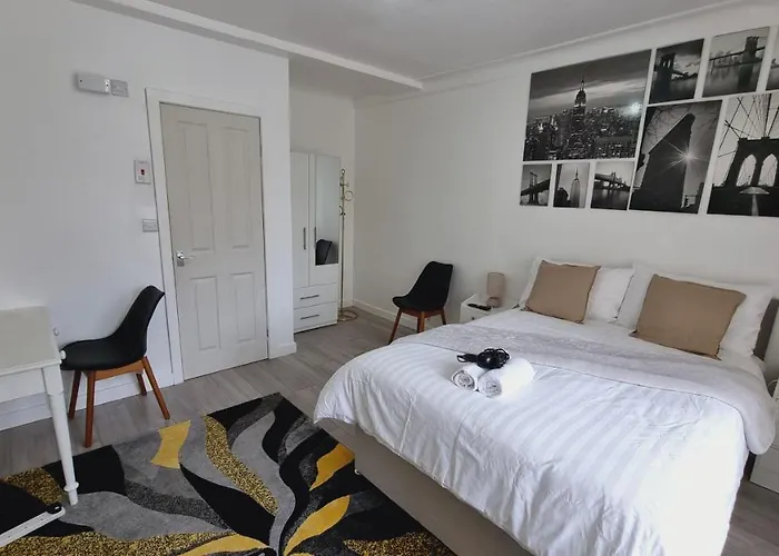 Deluxe Double Bedroom With Private Bathroom, Parking And Wifi Leeds 