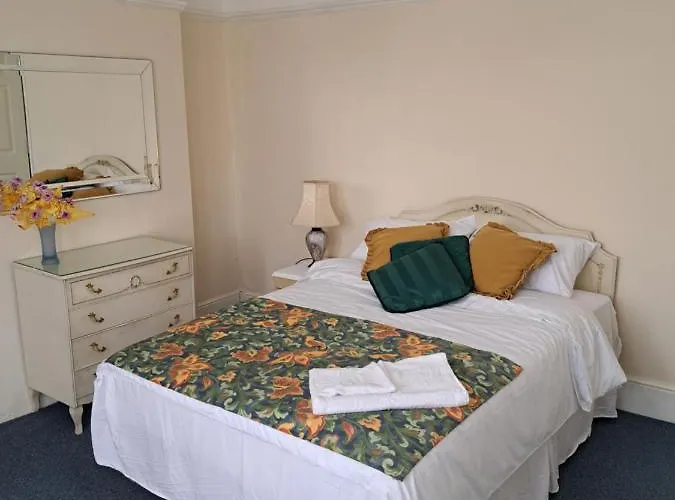 Double Room Available- London Seven Kings Seven Kings Train Station Ilford