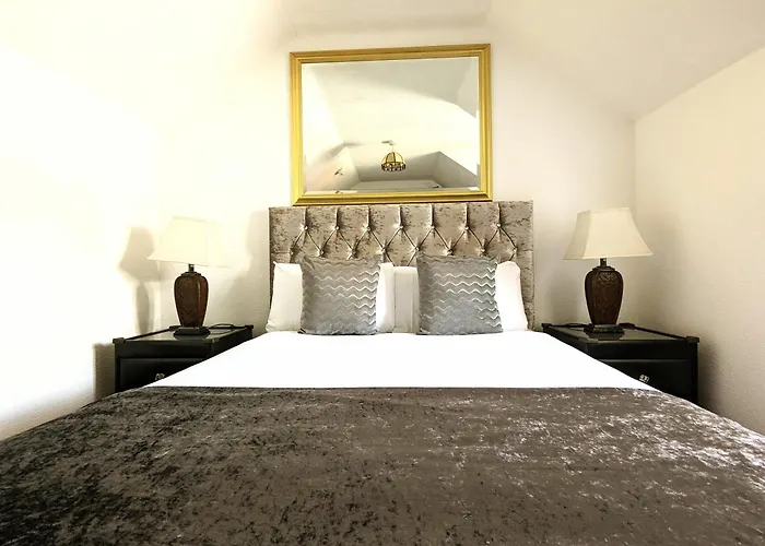 Brookside Hotel & Residents Bar , Cozy Lounge Areas & Terrace ,Suitable For Solo Travelers Couples Educational Groups Families & Contractors Welcome Chester