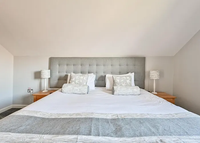 Swallow Lodge With Hot Tub, Dogs Welcome Sleeps 8, Great Resort Facilities Padstow