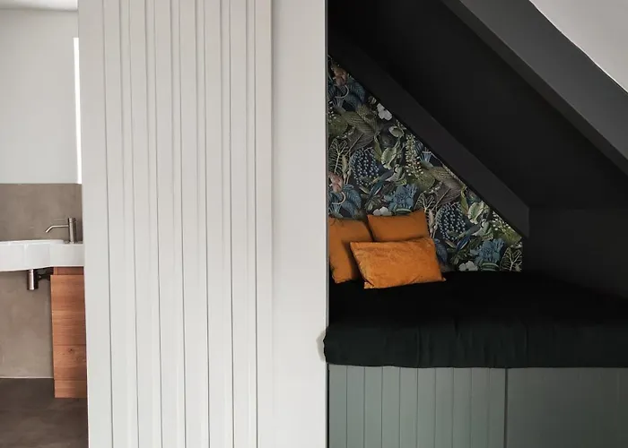 Styles & White Stays - Central Newquay New Quay