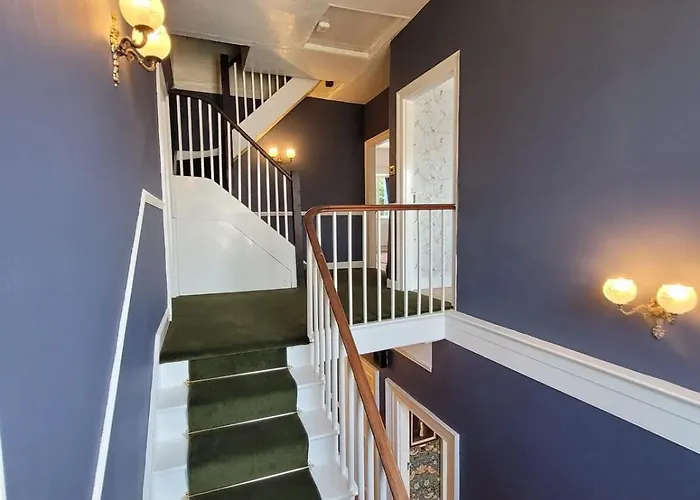 Spacious Town House With Swimming Pool Plymouth met een Zwembad