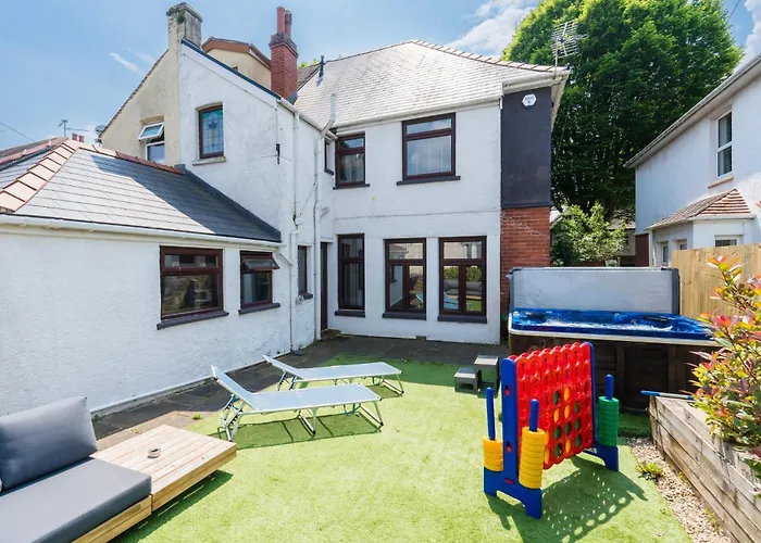 City Retreat, Spacious 4 Bed House, Games Room, Parking, Hot Tub & Bbq Cardiff