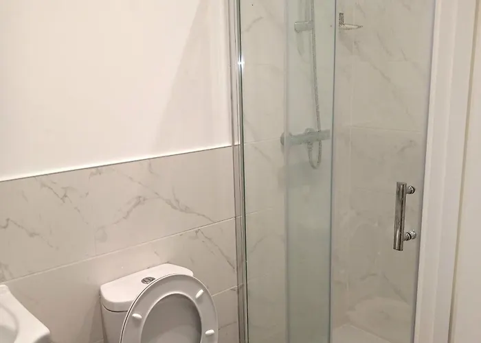 A Beautifully Furnished Master Bedroom In A Shared Apartment Aylesbury 