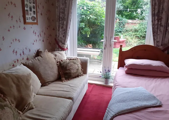 Newly Decorated & Furniture, 2 Single Beds, Large Room, Sofa, Netflix, Garden View, Patio & Seating Poole