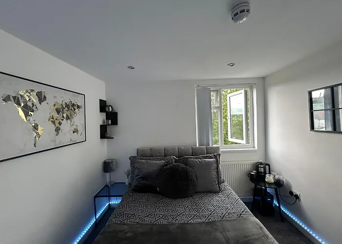 The Dugout - Double Room Watford 