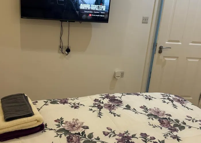 Room With King Size Bed And Private En Suite Bathroom In The Centre Watford 