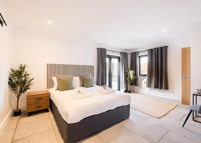 The Old House 1147 Hotel Bridgend 