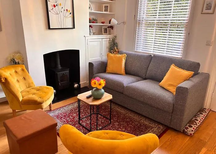 Private Riverside Channel5: Sunny Canterbury Cottage with Free Parking