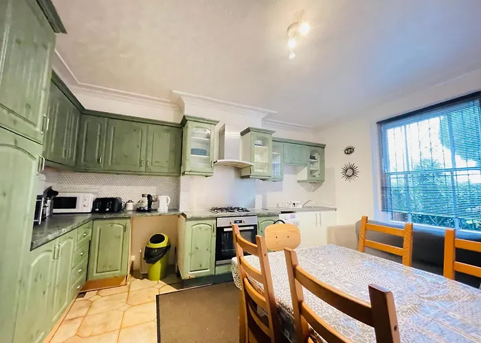 Central Located House For Big Groups Bristol