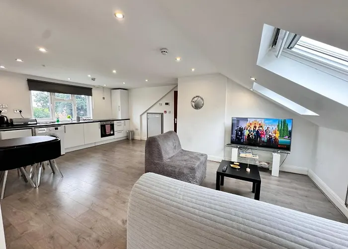 Hatton Apartments: Airport-Adjacent with Free Parking and Underground Access London