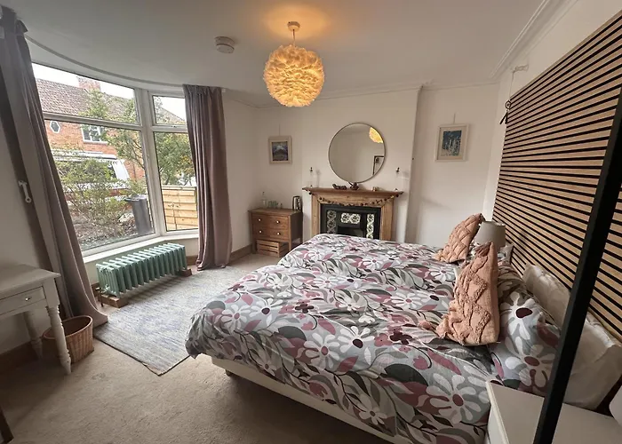 The Dragonfly Guesthouse - Self Catered Glastonbury