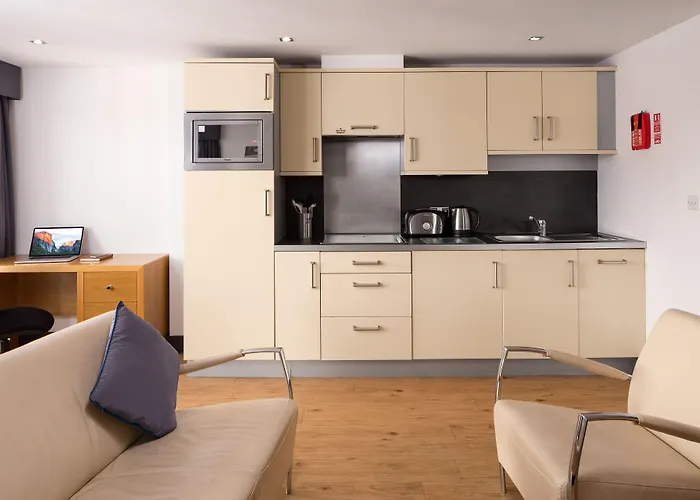 Roomzzz Leeds City West