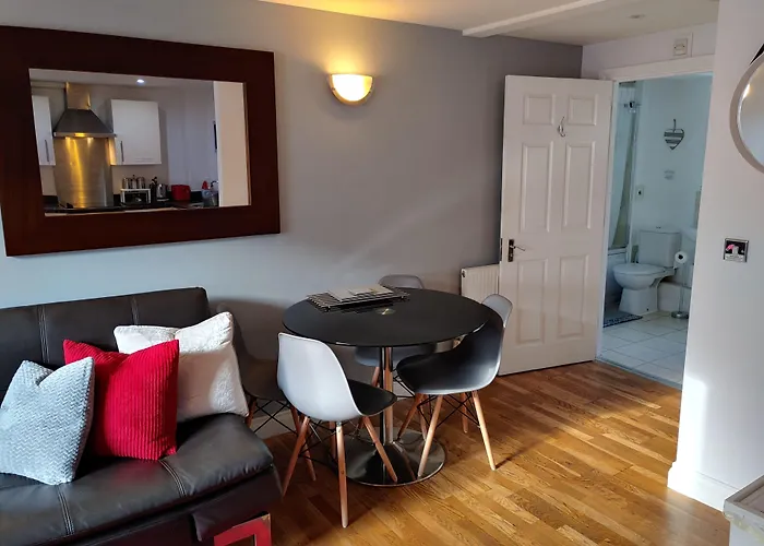 The Bath House Boutique B&B - In-Room Breakfast - Free Parking