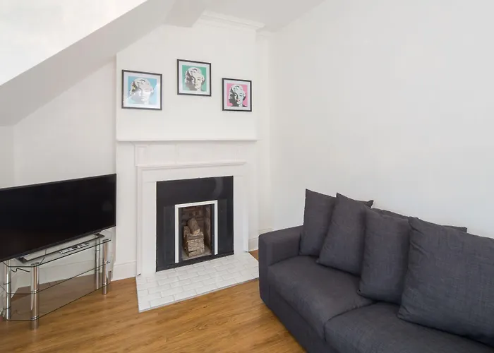 Edinburgh Castle Apartments