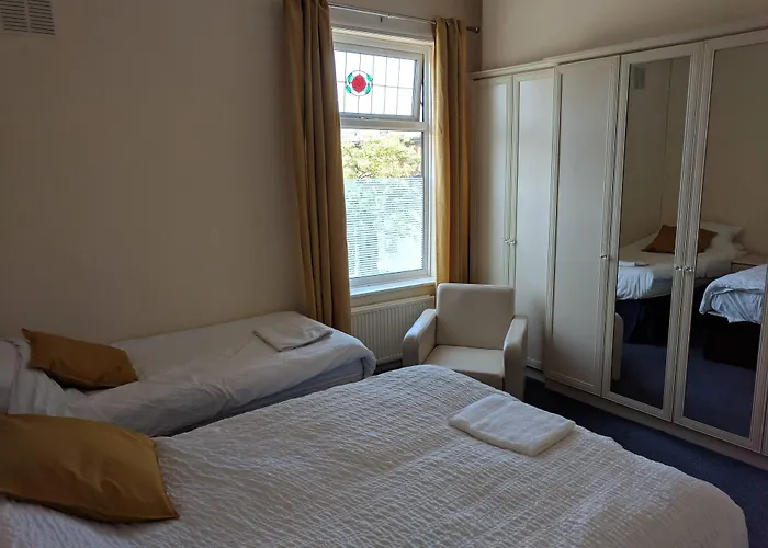 4 Bedroom House At Fern Lodge Preston Serviced Accommodation - Free Wifi & Parking