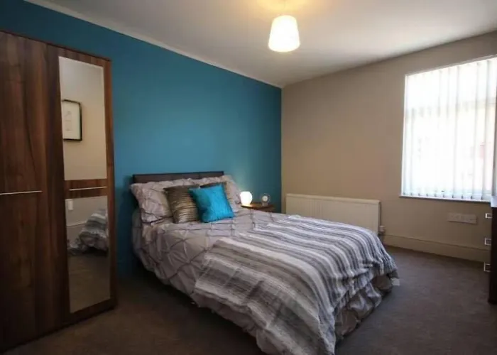 Liverpool Gidlow House Sleeps 8 - Infinity Apartments