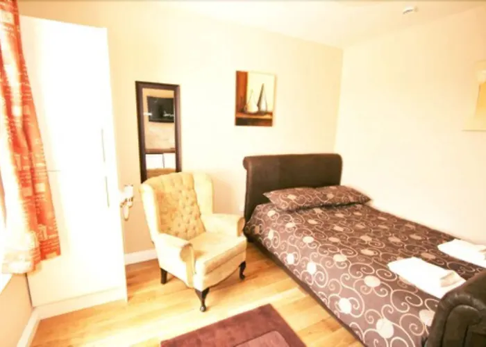 Central Studios Gloucester Road By Roomsbooked - Free Parking Cheltenham