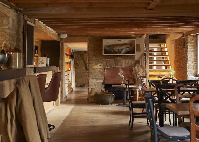 The Crown Of Crucis Country Inn And Hotel Ampney Crucis