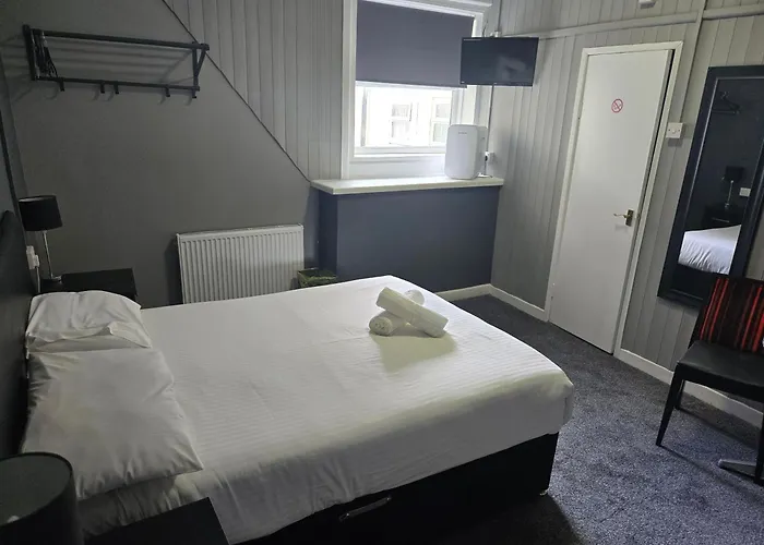 Peek-A-Booze - Budget Hotel - Adults Only Blackpool