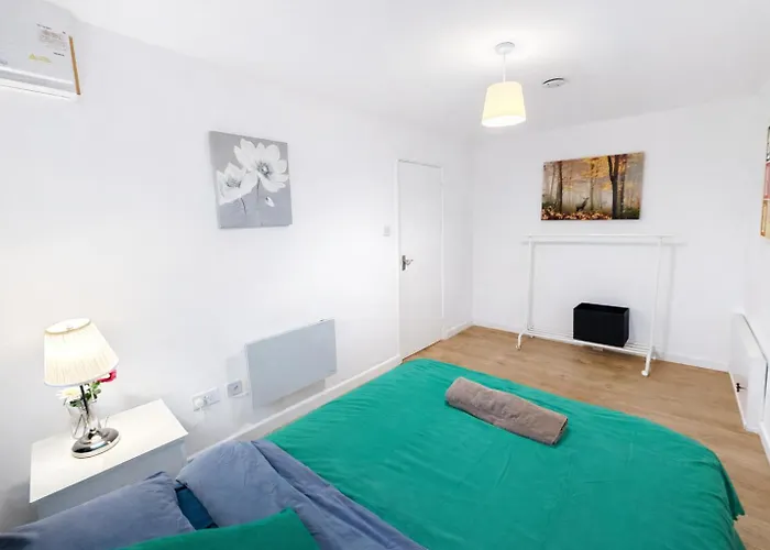 Stunning Four Bedroom House Close To Excel, O2 & Central London With Free Parking