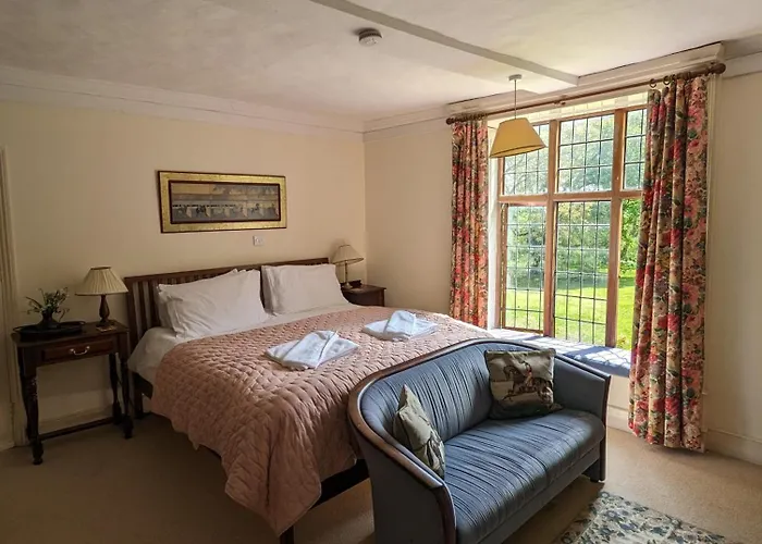 Old Manor House Bed & Breakfast Shepperton