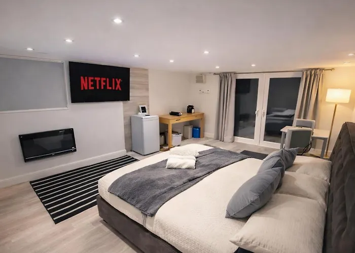 Modern Guest House With Private Entrance Manchester