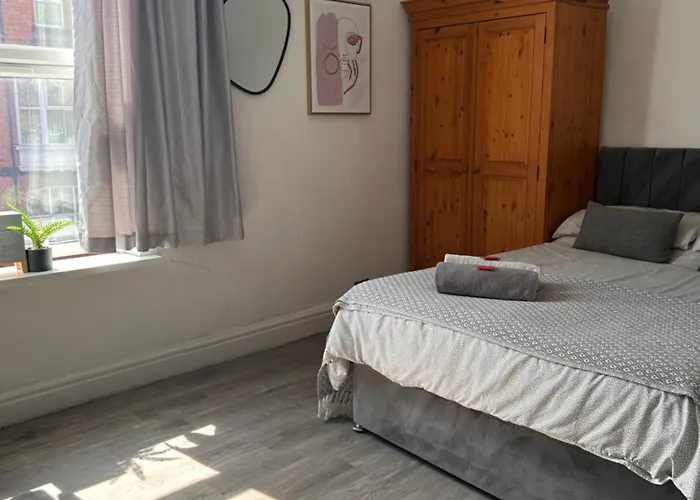 Budget Rooms Lincoln City Centre , Fast Wifi & Self Check In