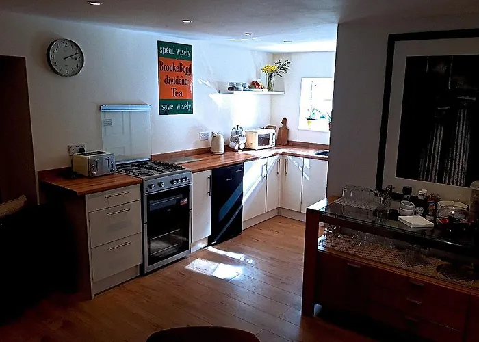 Crown House & Lodges B&B Helston