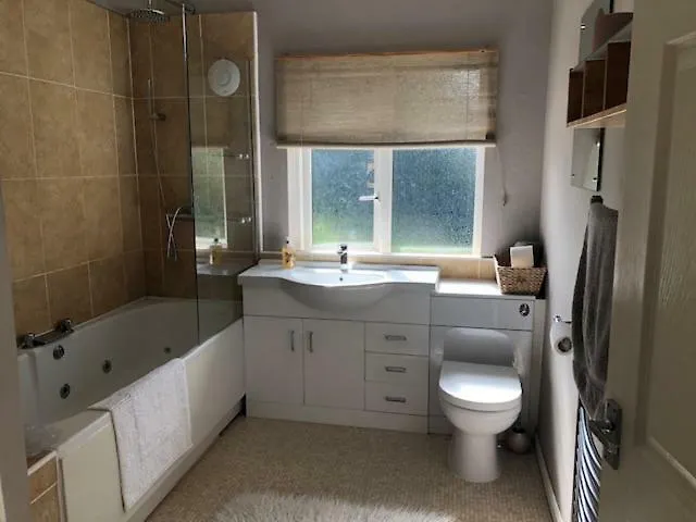 Private Comfortable House In Warwick