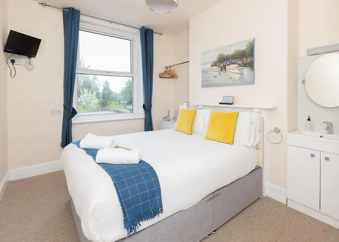 Lowdens Guest House Taunton